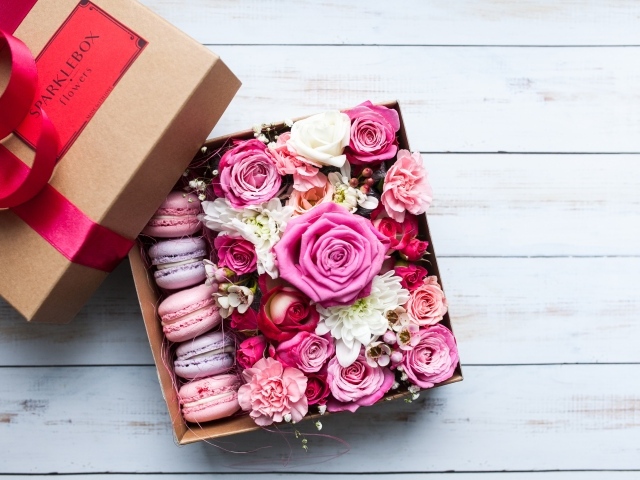 Коробка с живыми цветами и десертом на подарок