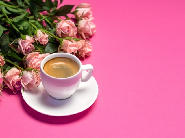 Чашка кофе и букет красивых роз на розовом фоне