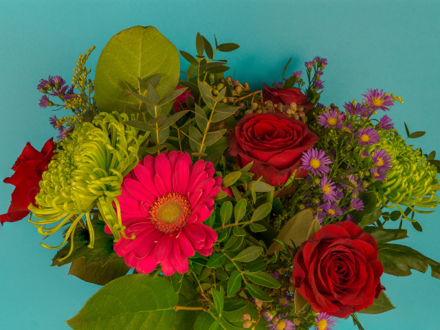 Праздничный букет на голубом фоне