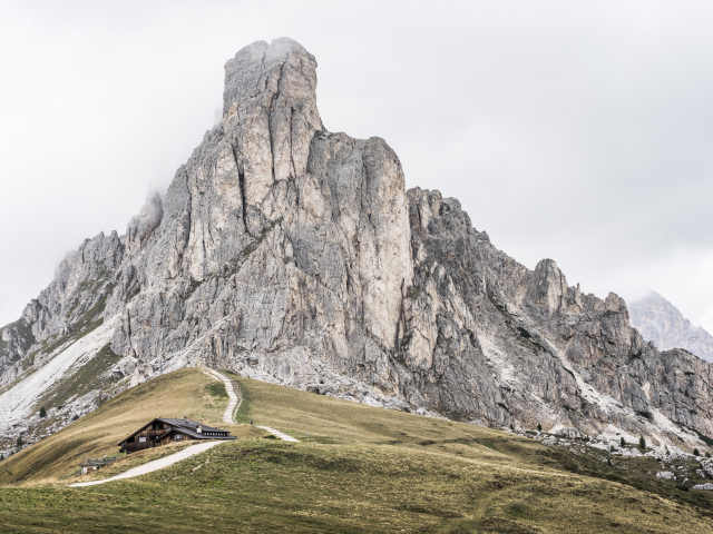 Большая гора на фоне пасмурного неба