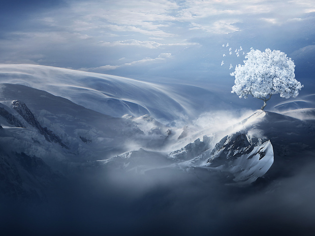 Фантастический горный пейзаж под голубым небом