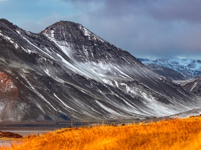Большие горы с белым снегом под грозовым небом