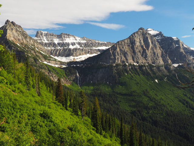 Величественные покрытые снегом вершины каменных гор