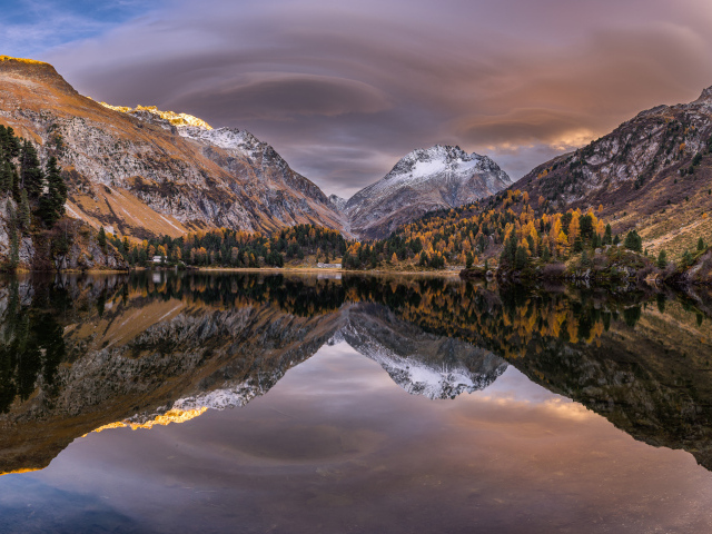 Горы отражаются в озере осенним днем