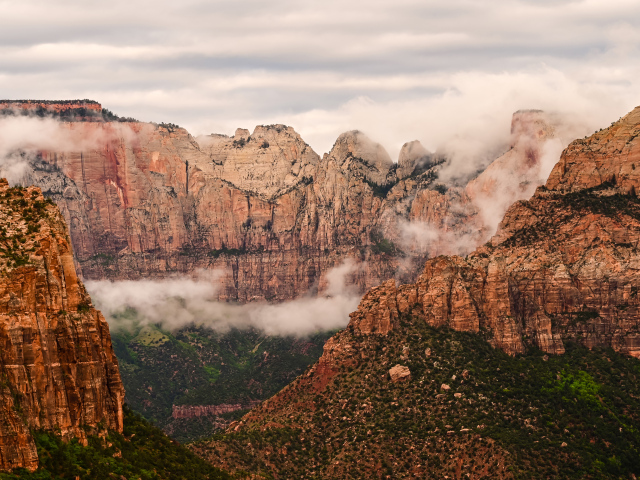Горы в Национальном  парке Сион, США