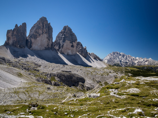 Горы под голубым небом летом, Италия 
