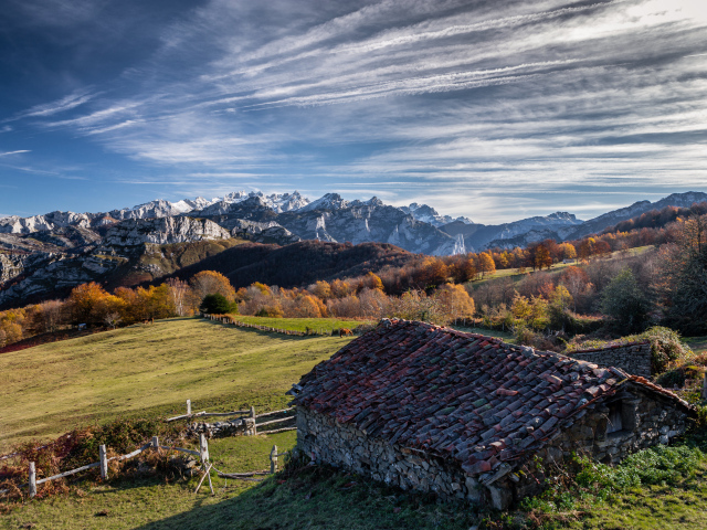 Старый дом в горах под красивым небом 