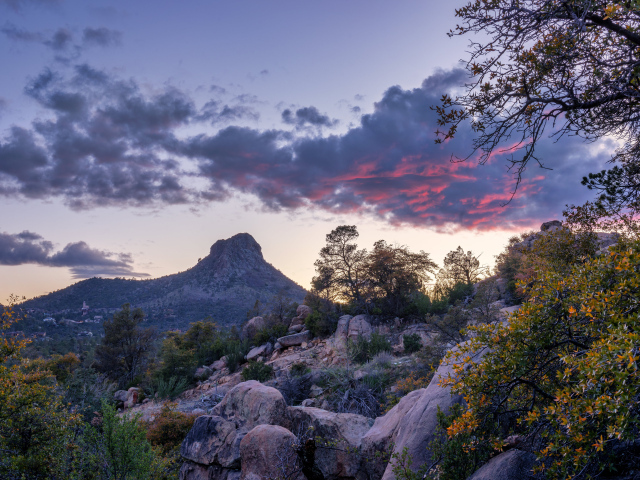 Скалистые горы под красивым вечерним небом
