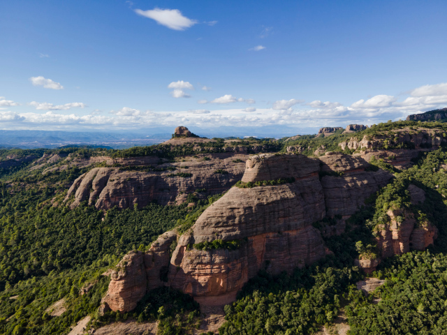 Каменные горы под голубым небом, Каталония. Италия