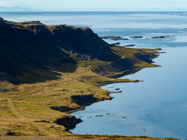 Вид на покрытые солнцем утесы у океана 