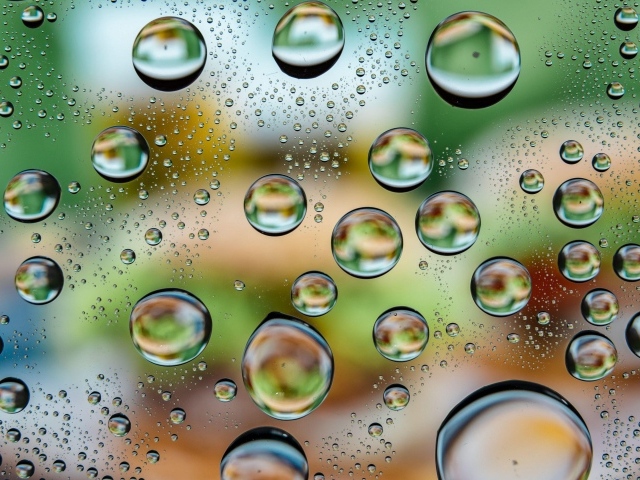 Большие пузыри воды на стекле 