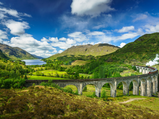 Старый железнодорожный мост акведук под голубым небом 