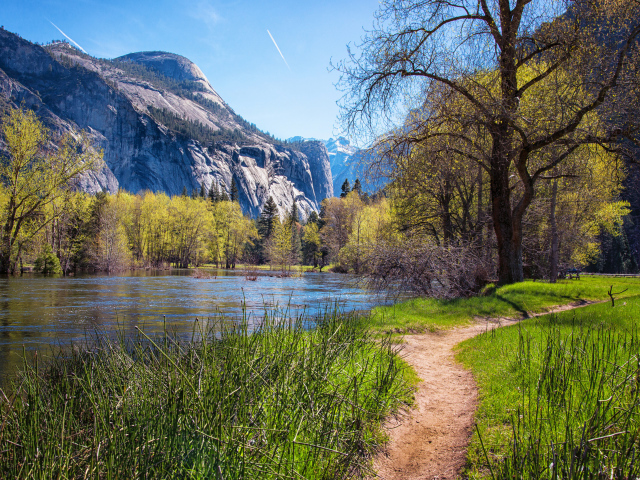 Тропинка у озера у подножия гор в парке