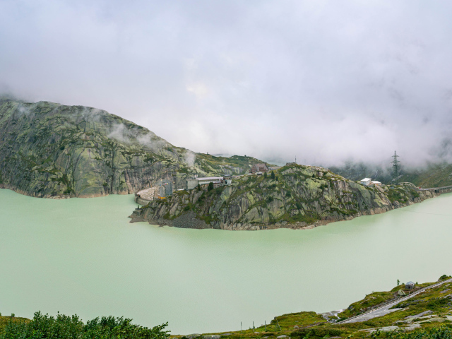 Залив в горах туманным утром,Швейцария