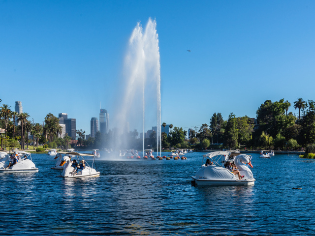 Красивое озеро с фонтаном и катамаранами 