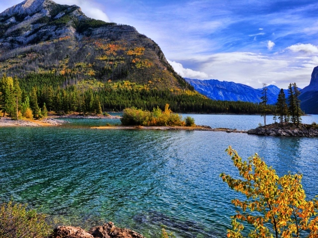 Красивая горная природа под голубым небом у озера