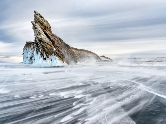 Гора в заледеневшем озере Байкал 