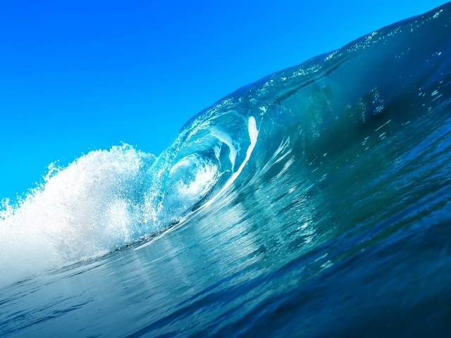 Красивая голубая волна в океане 