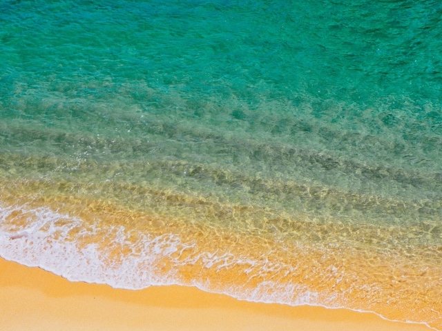 Голубая вода на желтом морском песке