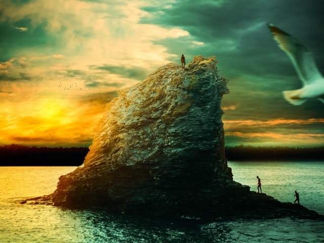 Скала в море на закате солнца