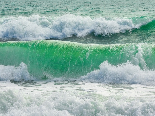 Бушующие белые морские волны 