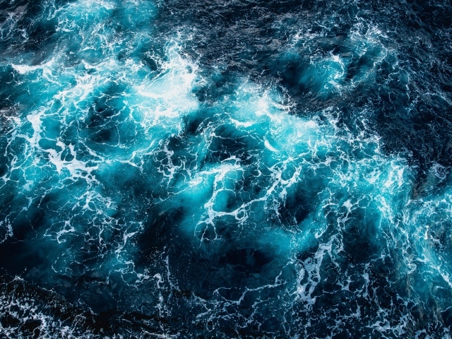 Вид на белые волны в океане сверху