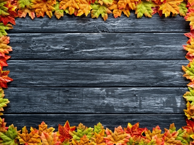 Серый деревянный фон с желтыми осенними листьями