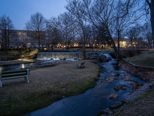 Водопад на реке в холодном осеннем парке