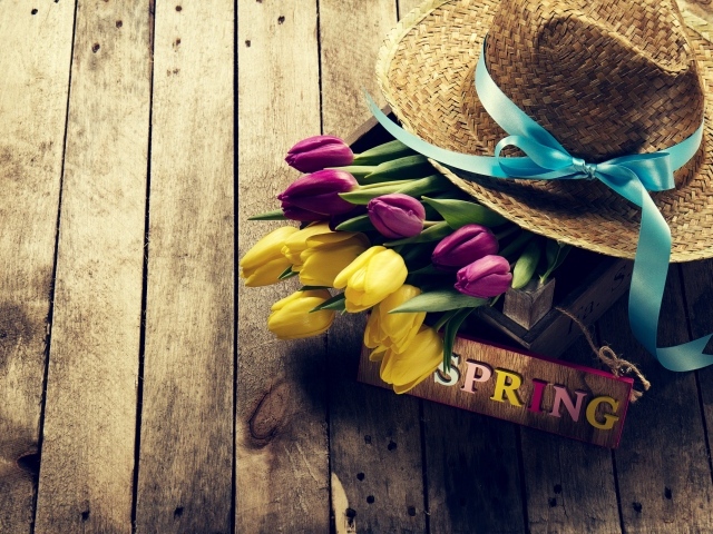 Букет тюльпанов, соломенная шляпа и надпись Весна
