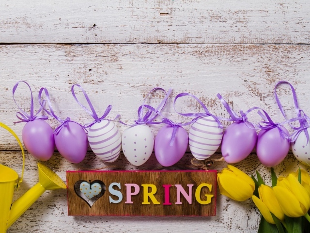 Разноцветные яйца, букет тюльпанов и надпись весна на деревянном фоне