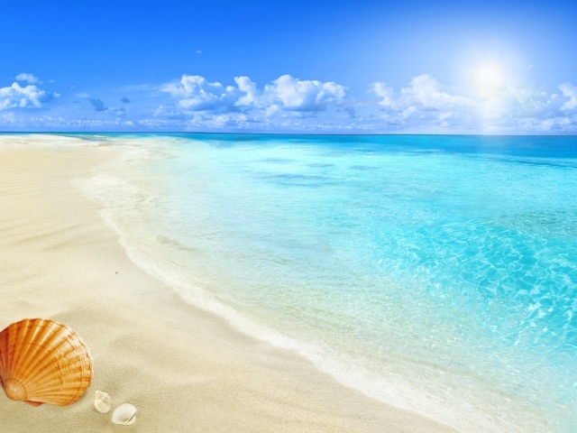 Чистая голубая вода океана на пляже с белым песком летом 