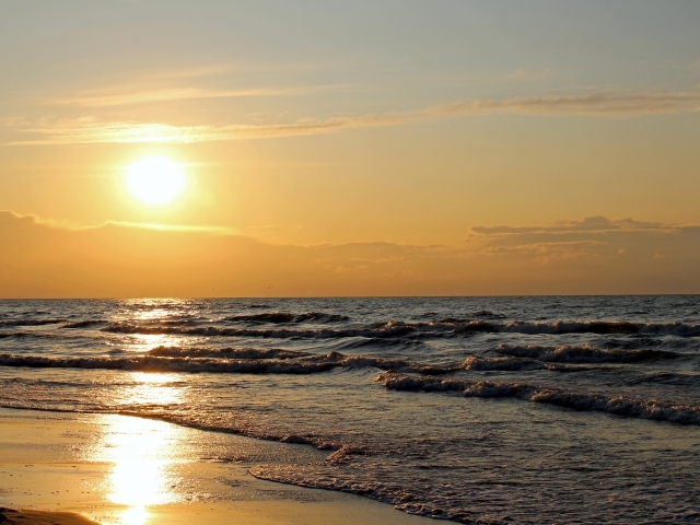 Закат яркого летнего солнца над морем