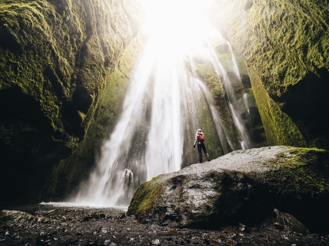 Быстрый водопад стекает между скал 