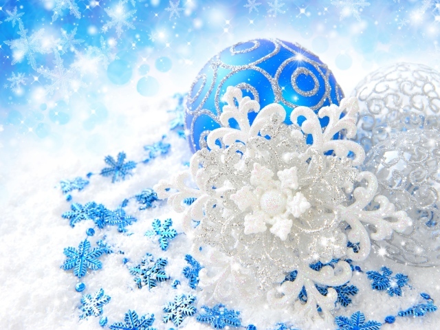 Красивые елочные шары со снежинками на голубом фоне на Новый год 