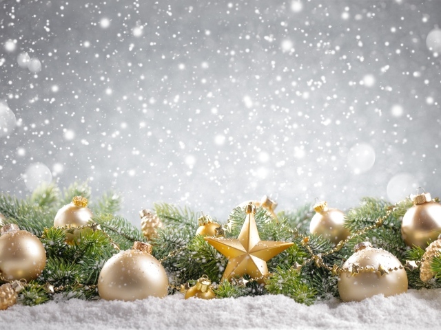 Красивые елочные игрушки с веткой, фон для новогодней открытки