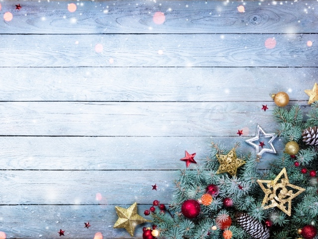 Красивый фон для новогодней открытки с еловой веткой и игрушками