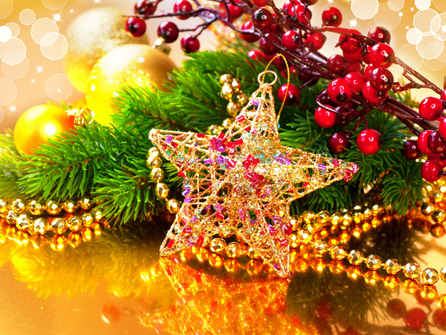 Яркая елочная игрушка с веткой на Новый год 