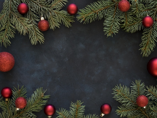 Елочные ветки с красными шариками, фон для новогодней открытки 
