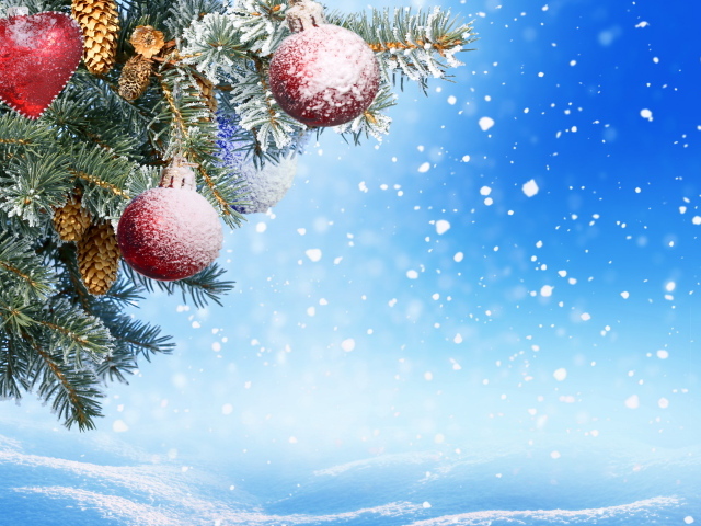 Еловая ветка с игрушками на голубом фоне на Новый год 