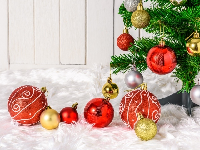 Красные и золотистые шарики с елкой на новый год 