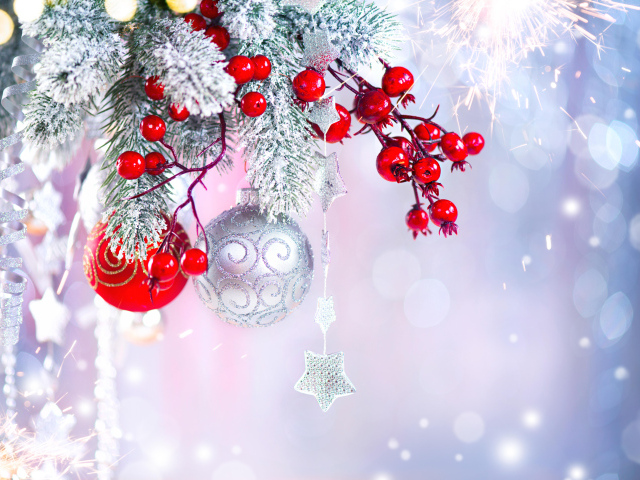 Заснеженная ветка с игрушками, фон для открытки на Новый год 