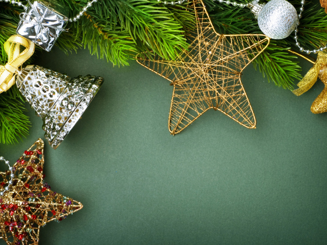 Шаблон для новогодней открытки с игрушками на зеленом фоне