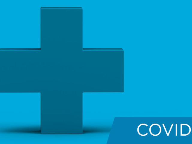  Крест и надпись Covid-19 на голубом фоне, пандемия коронавирус