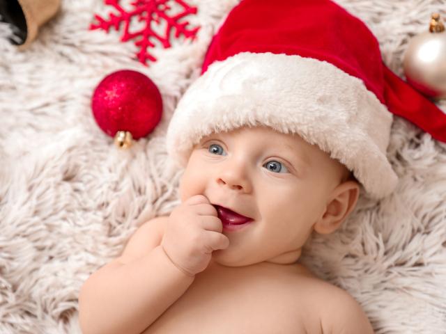 Милый малыш в красной шапке Санта Клауса 