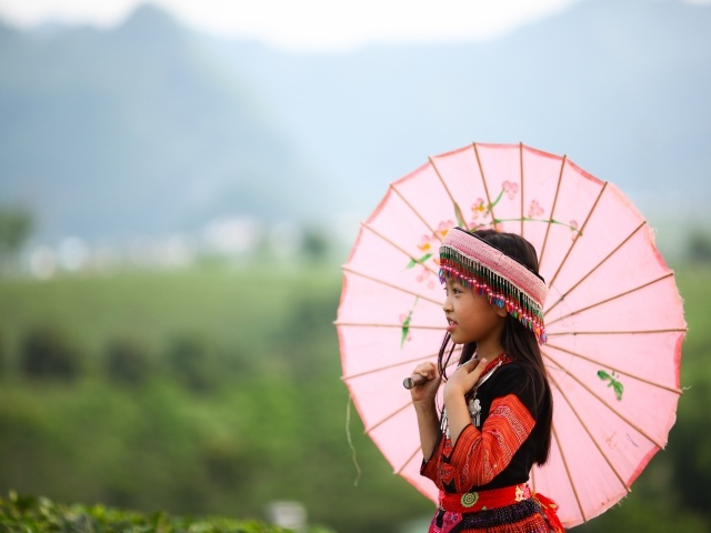 Маленькая девочка азиатка в розовым зонтом