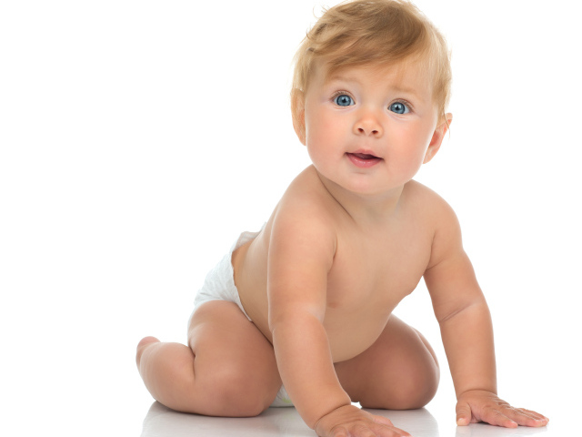 Маленький голубоглазый ребенок на белом фоне