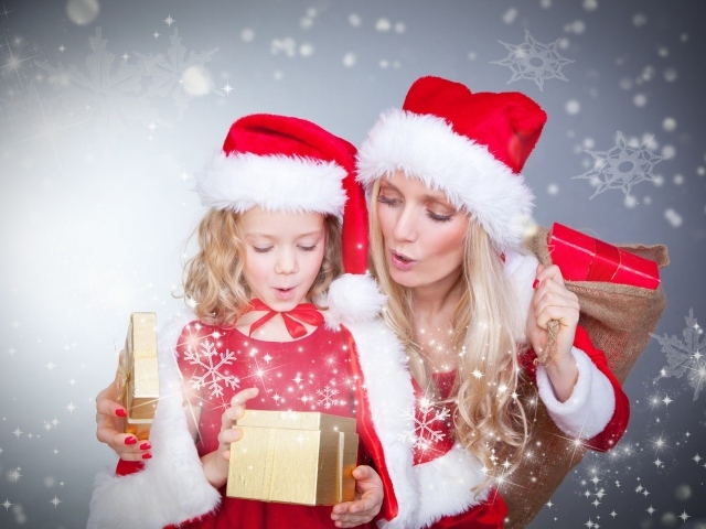Маленькая девочка с мамой в новогодних костюмах с подарками