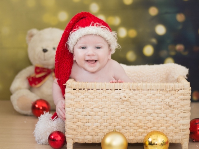 Улыбающийся малыш в корзине на новый год 