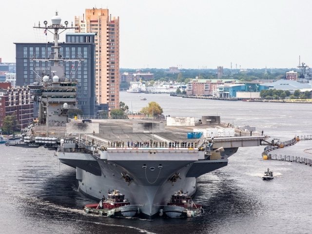 Большой авианосец в порту 