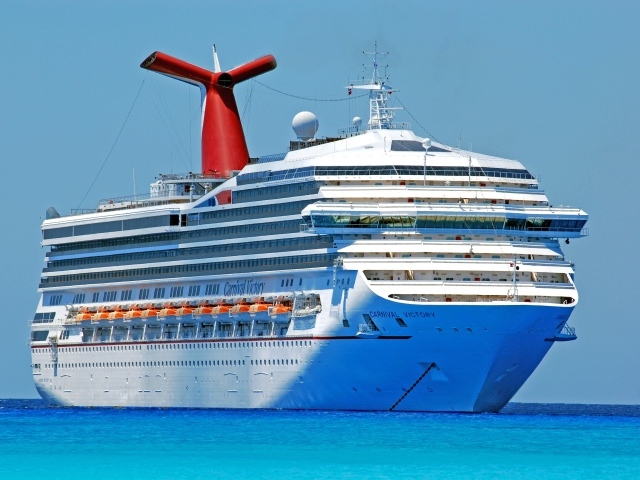 Большой круизный лайнер Carnival Victory в море